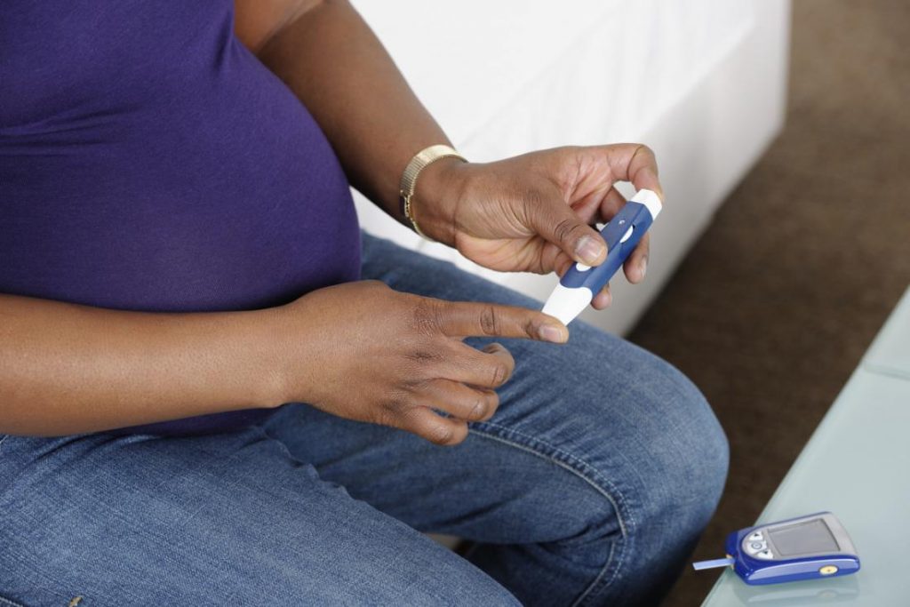 pregnant-lady-measuring-her-blood-sugar-level