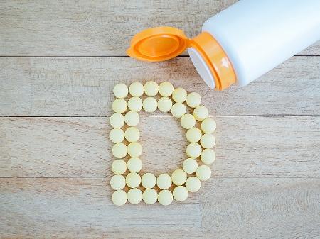 Os Efeitos de Quatro Doses de Suplementos de Vitamina D nas Quedas em Adultos Mais Velhos